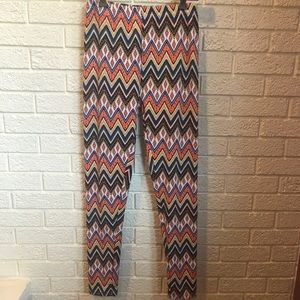 💲💲FREE w/BUNDLE💲💲 Aztec patterned leggings.